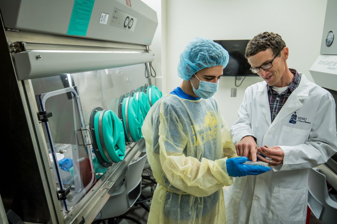 Faculty member helping student make IV medication